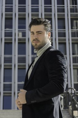 Genç iş adamı mutlu ve baştan çıkarıcı bir başarı.