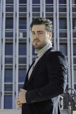 Genç iş adamı mutlu ve baştan çıkarıcı bir başarı.