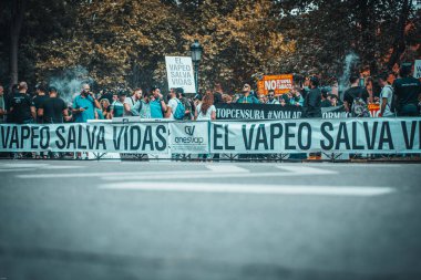 Birçok insan pankartlarla buharlaşma gösterisi yapıyor.