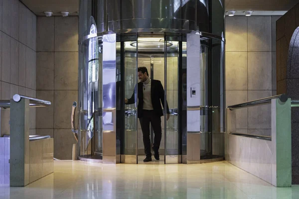 Genç iş adamı mutlu ve baştan çıkarıcı bir başarı.