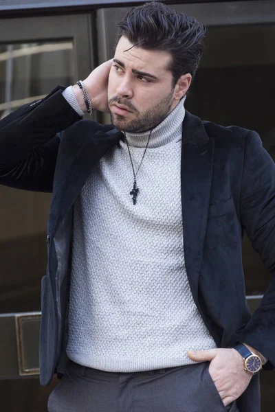 Genç iş adamı mutlu ve baştan çıkarıcı bir başarı.