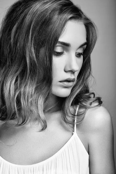 Retrato en blanco y negro de una joven hermosa — Foto de Stock