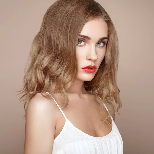 Sarı saçlı genç güzel kız portresi. 