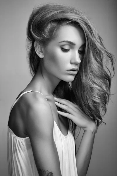 Retrato en blanco y negro de una joven hermosa — Foto de Stock