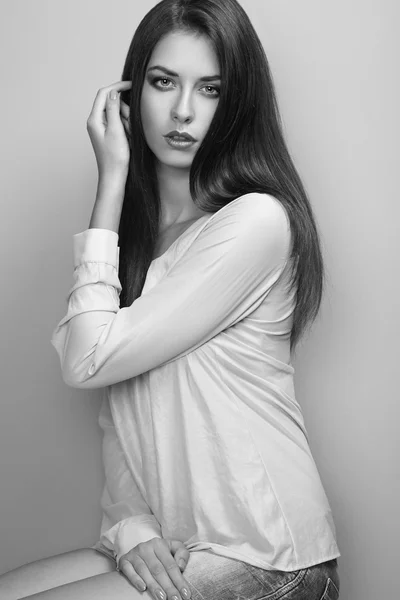 Retrato en blanco y negro de una joven hermosa — Foto de Stock