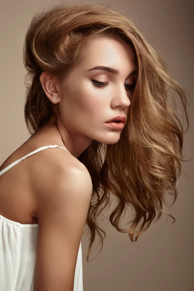 금발 머리와 아름 다운 젊은 여자의 초상화. — 스톡 사진