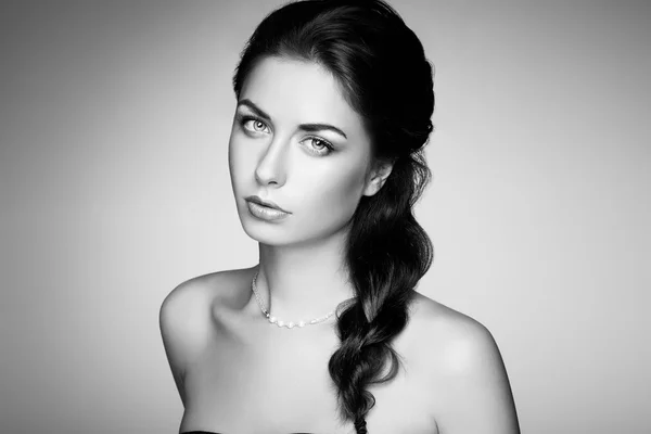 A fiatal szép lány fekete-fehér portré — Stock Fotó