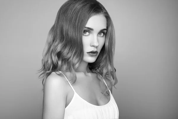 Retrato en blanco y negro de una joven hermosa — Foto de Stock