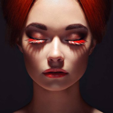 güzel bir kadın yüzü. mükemmel makyaj