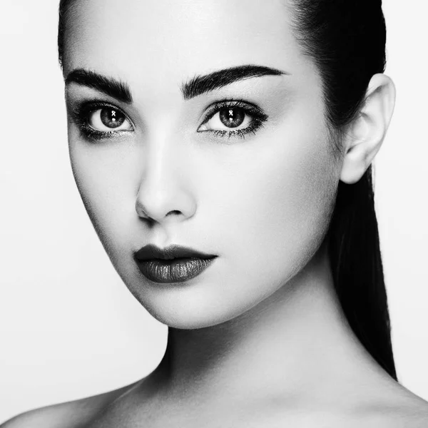 Černobílý portrét mladé krásné dívky — Stock fotografie