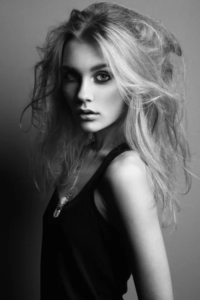 Portret van jonge mooi meisje met blonde haren. — Stockfoto