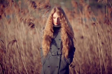 sonbahar açık havada güzel genç kadın