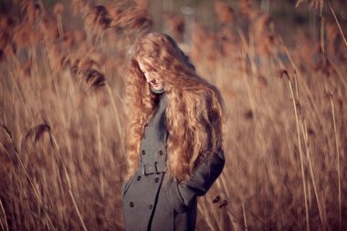 sonbahar açık havada güzel genç kadın