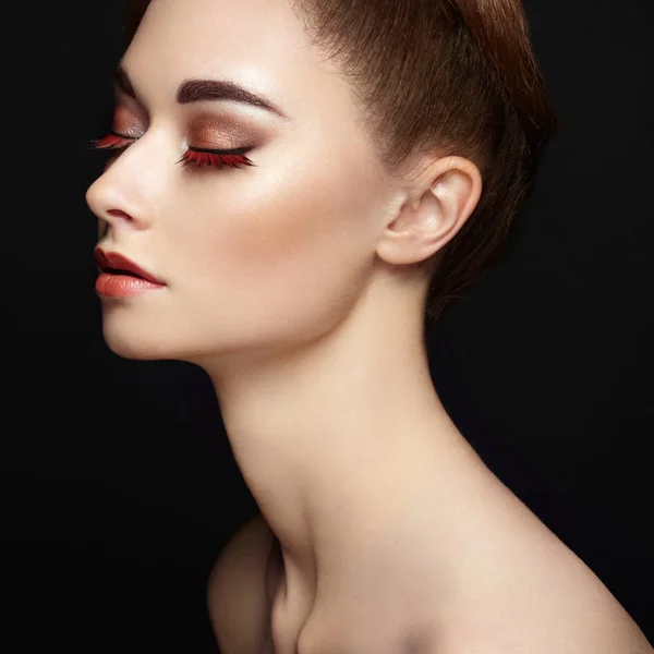 Cara de mulher bonita. Maquiagem perfeita — Fotografia de Stock