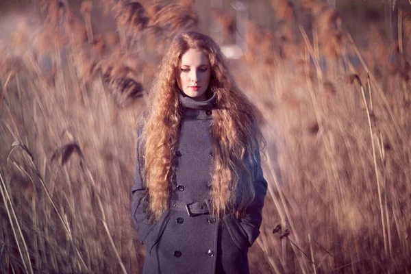 Hermosa joven al aire libre en otoño — Foto de Stock