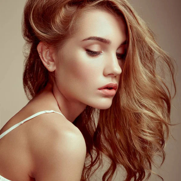 güzel bir kadın yüzü. mükemmel makyaj