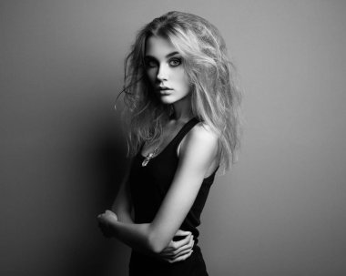 Sarı saçlı genç güzel kız portresi. 