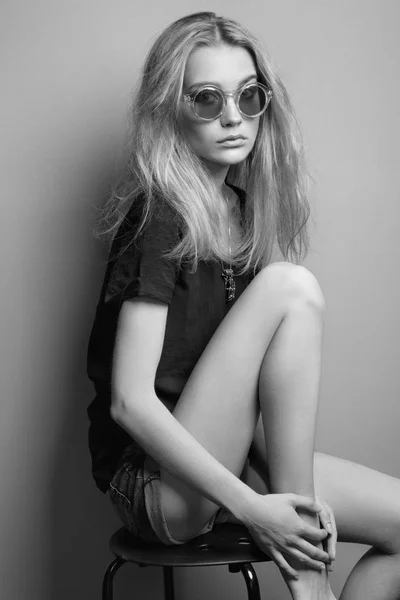 Portrét krásná mladá dívka s blond vlasy. — Stock fotografie