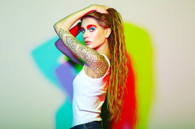 güzel kadın model parlak makyaj ile Glamour portresi ve