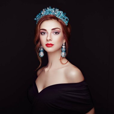 Güzel bir kadının görkemli portresi. 