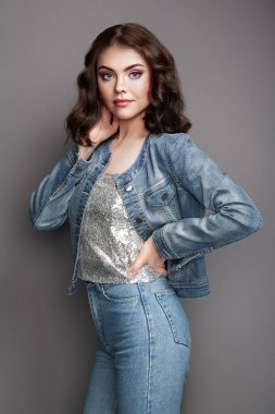 Kot ceketli güzel bir esmer kadın portresi.