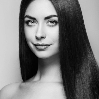 Güzel bir kadınla parlak makyaj ve Roma Glamour portresi