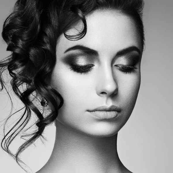 Glamour retrato de mujer hermosa con maquillaje brillante y romano — Foto de Stock