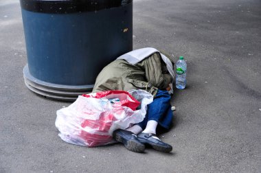 Homme sac plastik eau