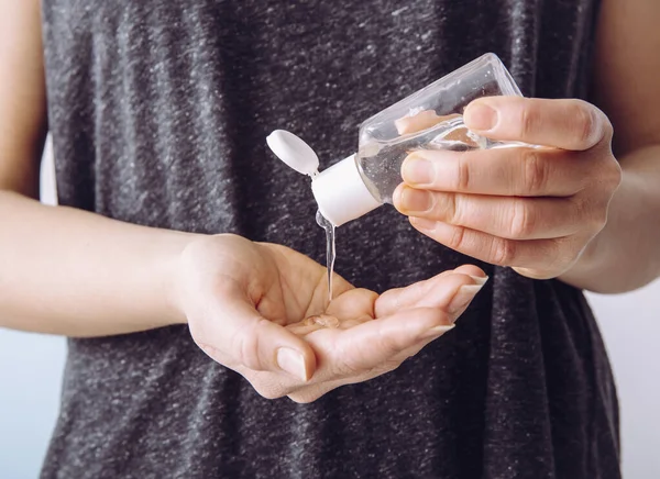 Visão Perto Mulher Pessoa Usando Pequeno Higienizador Portátil Mão Antibacteriana — Fotografia de Stock