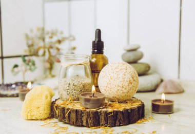 Ev sağlığı spa ürünleri, portakal banyosu bombası, aroma banyosu tuzu, deniz süngeri, yanan çay mumları. Zen seti, aşk ağacı ve ametist kristal kümesi, arka planda zen taşları..