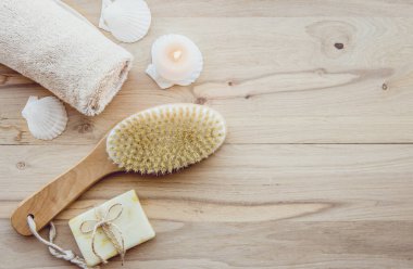 Deri kuru bir fırçayla kurutulduğunda, genellikle duş almadan önce selüliti azaltır ve insan vücudundaki toksinleri temizler. Sağlam, uzun saplı doğal kıllı fırçaya odaklan.