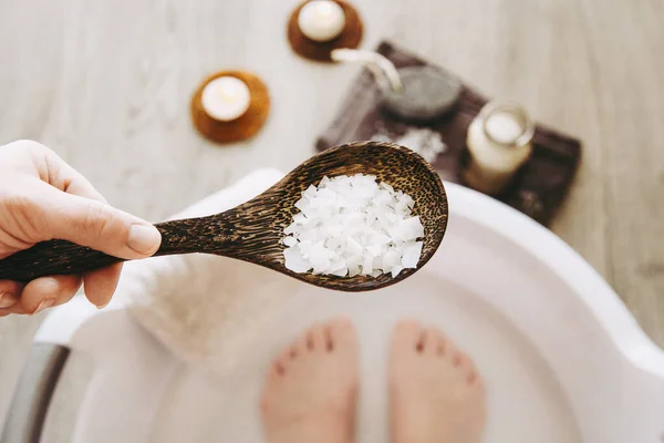 Ayak banyosu suyuna magnezyum klorür vitamin tuzu ekliyorum. Ayak banyosu suyundaki magnezyum taneleri vücudu bu temel mineralle doldurmak için idealdir..