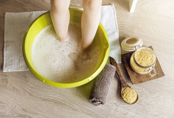 Niño Tomando Baño Pies Curativo Con Polvo Mostaza Agregando Polvo — Foto de Stock