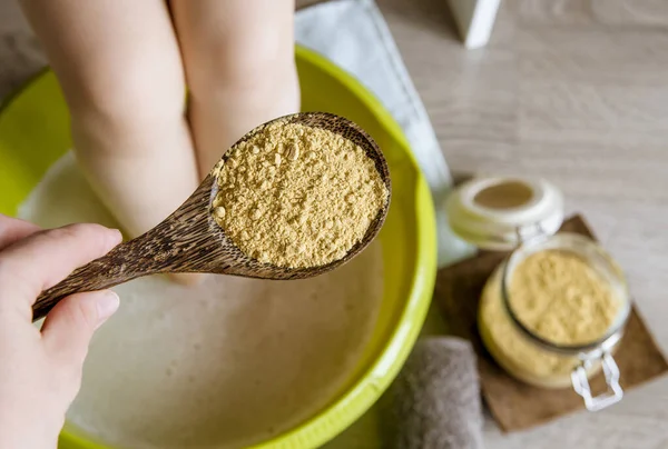 Kind Das Ein Heilendes Wärmendes Fußbad Mit Senfpulver Nimmt Und — Stockfoto