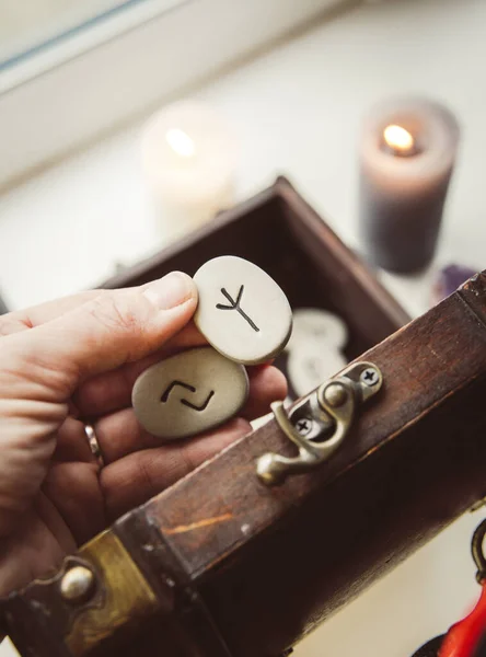 Hand Houden Rune Stenen Het Nemen Van Uit Houten Doos — Stockfoto