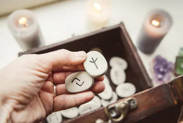 Hand Hand Runensteine Herausnehmen Aus Dem Hölzernen Kastenbehälter Selbstprophezeiung Kerzen — Stockfoto