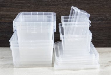 Bir sürü boş plastik kutu istiflenmiş. Ev düzenleme konsepti için hazır.