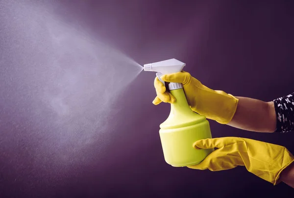 Woman Wearing Yellow Rubber Gloves Using Green Spray Bottle Spraying — Stock Photo, Image