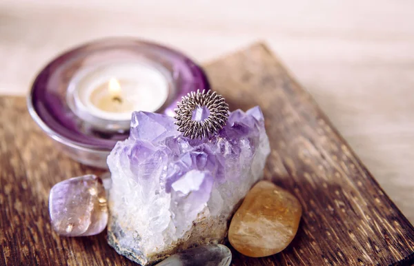 Acupressure massage ring on amethyst crystal cluster. Acupressure is an alternative medicine technique with physical pressure is applied to acupuncture points with the aim of clearing blockages. — Stock Image Acupressure Massage Ring Amethyst Crystal Cluster Acupressure Alternative Medicine Technique Royalty Free Stock Photos