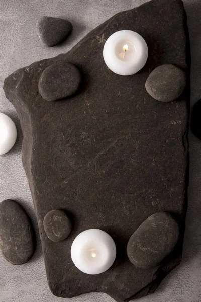 Rahmen Aus Schwarzen Runden Glatten Zen Steinen Auf Schwarzem Groben — Stockfoto