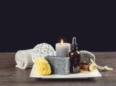 Erkek spa rahatlama konsepti. Farklı gün spa ürünleri beyaz seramik tepsi üzerinde ahşap masa, koyu siyah arkaplan.