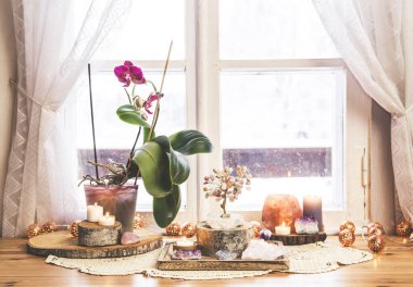 Feng Shui doğa temalı sunak ev masasında ve pencere pervazında. Dünya elementi (kaya kristal kümeleri), ahşap elementler (ahşap diskler), ateş elementi (mumlar), kaya tuzu mum tutacağı. Pozitif ev enerjisi.