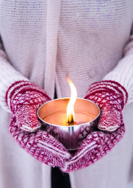 Selektiver Fokus Auf Frauen Mit Strickhandschuhen Und Pullover Die Eine — Stockfoto