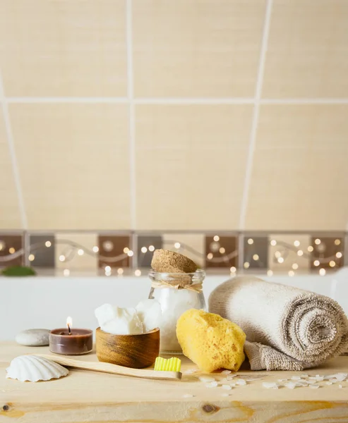 在家里使用天然材料产品 在浴室里使用不同的环保化妆品 尽量减少生态足迹概念 竹制浴巾 可生物降解竹制牙刷 椰子油 — 图库照片
