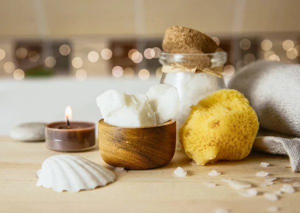 用天然椰子油保湿霜代替化妆品 在米黄色的瓷砖浴室里 固体椰子油在小木杯中与其他沐浴体护理产品一起粘在一起 舒适设置Bokeh — 图库照片