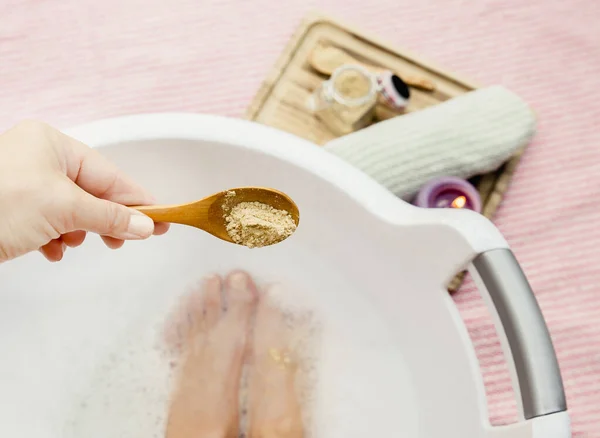 Femme Prenant Bain Pieds Chauffant Guérison Avec Poudre Moutarde Ajoutant — Photo