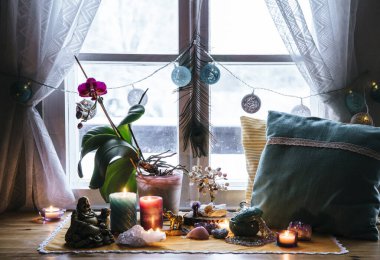 Feng Shui sunağı evde oturma odasında ya da yatak odasında. Zenginlik ve refah kavramını cezbediyor. Kristal kümeler, değerli taşlı tel ağaçları masa ve pencere pervazında altın Buddah figürü. Canlı renkler.