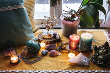 Feng Shui sunağı evde oturma odasında ya da yatak odasında. Zenginlik ve refah kavramını cezbediyor. Kristal kümeler, değerli taşlı tel ağaçları masa ve pencere pervazında altın Buddah figürü. Canlı renkler.