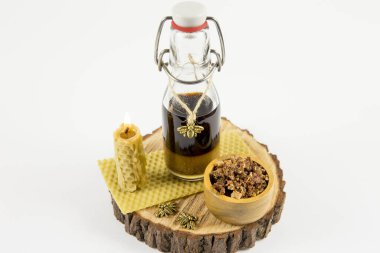 Propolis veya arı yapıştırıcısı, bal arılarının salya ve balmumu ile ağaç tomurcukları, bitki özü akıntıları veya diğer botanik kaynaklardan toplanan sıvıyı karıştırarak elde ettikleri reçineli bir karışım. Beyazda izole edilmiş.