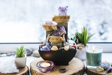 Ruhsal Feng Shui sunağı, doğa, su ve ateş elementi ile kurulur. Su dolu fıskiyeli küçük bir masa başı çeşmesi. Zenginlik ve refahın sembolü. 